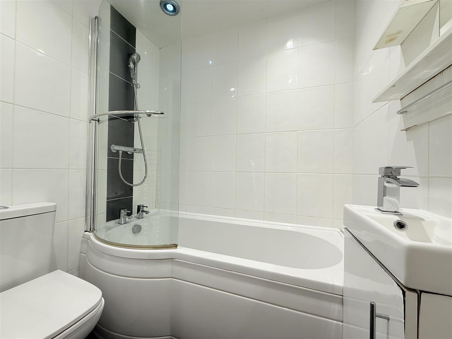 2 bed house - mid terrace in Cheetham Hill Road, Dukinfield – photo 2